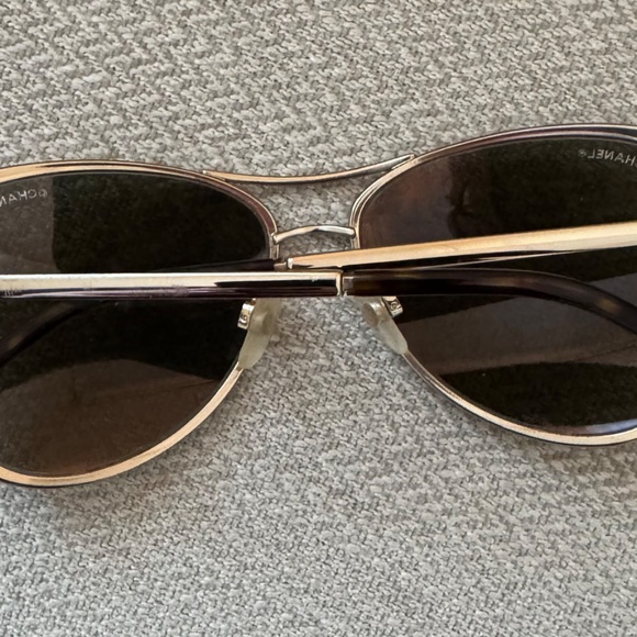 AUTHENTIC Women’s Chanel 18k Gold Mirrored Pilot Sunglasses - Picture 3 of 6